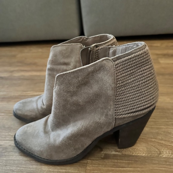 Size 10 Carlos Santana Heeled Booties - Picture 2 of 3